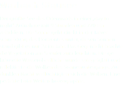 Marbach Stausee Der größte See des Odenwalds in einer „day to night“ Aufnahme mit 9 Stunden und 770 Ein- zelbildern. Die Sonne geht direkt in der Talver- schneidung des Horizontes unter, diesen Sonnen- stand gibt es nur 2x im Jahr. Das Gegenlicht brachte die Vegetation am Seeufer zum leuchten. Die ge- kräuselte Wasseroberfläche wurde spiegelglatt und reflektierte die Wolken des Sonnenuntergangs. Zur dunklen Nacht verflüchtigten sich die Wolken. Eine perfekte Foto-Wetterchoreographie.