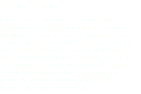 Trommturm Der erst am 3. September 2022 offiziell eröffnete Trommturm ist der modernste Turm des Odenwalds. Mit einer Höhe von 34 m und einer innovativ, exo- tischen Stahlkonstruktion thront er geneigt zum Tal und besticht mit einer bemerkenswerten Aussicht. Flankiert von der Milchstraße lädt die „Himmelsleiter“ zum Besteigen ein. Die Reduktion der Bildelemente steigert die Wirkung der Turmerscheinung. Die gelblich helle Horizontfärbung rührt von der Lichtverschmutzung der Bergstraße.