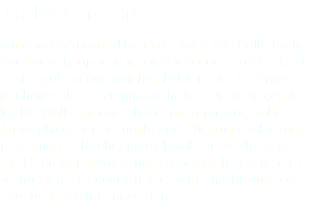 Traktornacht Mit dem Oldtimertraktor in der Nähe von Höllerbach. Zur sternschnuppenreichen Nacht der Perseiden lässt es sich gut auf den weichen Polstern des Anhängers mit heimischem Catering aushalten. Die tiefliegende leichte Wolkendecke schafft eine stimmungsvolle Atmosphäre. Der Sternenhimmel Richtung Polarstern präsentiert sich sehr eindrucksvoll. Die Nacht ist ge- spickt mit vielen Wünschen zu den zahlreichen Stern- schnuppen. Erst deutlich nach Mitternacht wird die erfüllte Heimfahrt angetreten. 