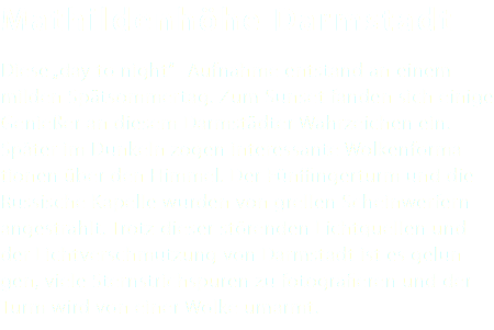 Mathildenhöhe Darmstadt Diese „day to night“- Aufnahme entstand an einem milden Spätsommertag. Zum Sunset fanden sich einige Genießer an diesem Darmstädter Wahrzeichen ein. Später im Dunkeln zogen interessante Wolkenforma-tionen über den Himmel. Der Fünffingerturm und die Russische Kapelle wurden von grellen Scheinwerfern angestrahlt. Trotz dieser störenden Lichtquellen und der Lichtverschmutzung von Darmstadt ist es gelun-gen, viele Sternstrichspuren zu fotografieren und der Turm wird von einer Wolke umarmt.